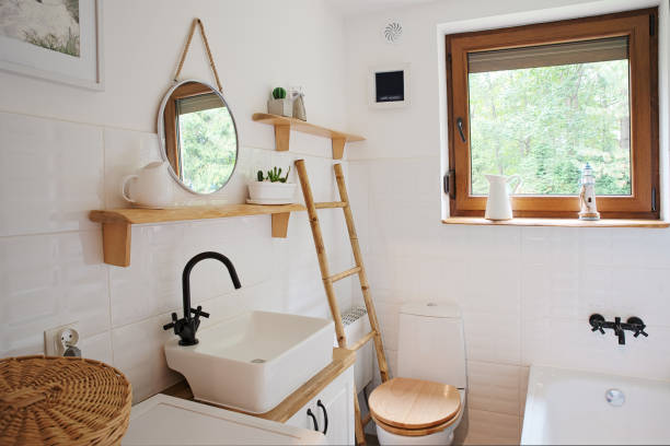 pequeño interior de cuarto de baño con lavabo, inodoro y ventana en una casa de campo. decoración del hogar. - baños pequeños fotografías e imágenes de stock
