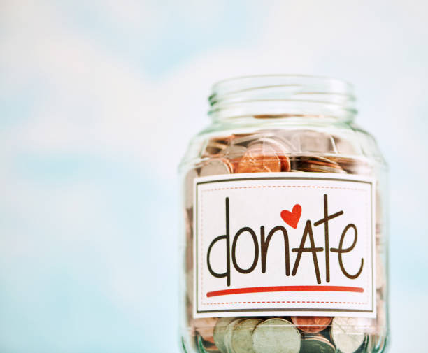 미국 화폐로 가득 찬 기부 항아리. 텍스트를 위한 공간이 있는 샷 - jar currency donation box charity and relief work 뉴스 사진 이미지