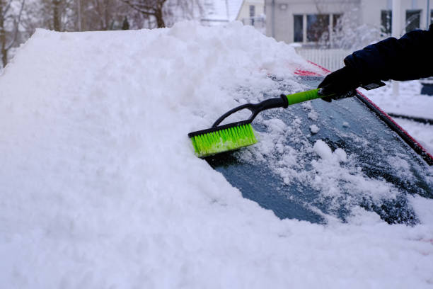 pulizia della neve dall'auto con una spazzola in primo piano - snow car window ice scraper foto e immagini stock