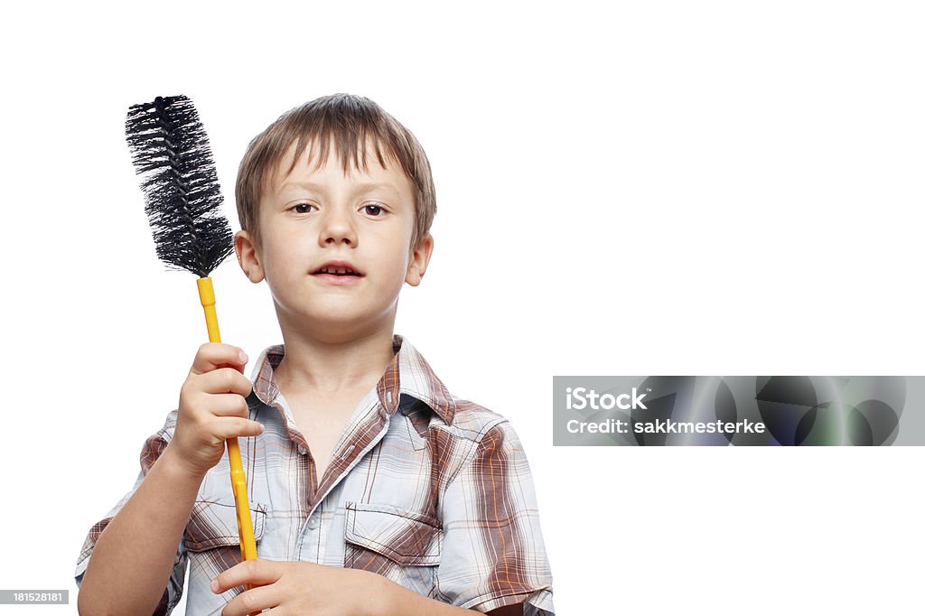 Poco niño con dishmop - Foto de stock de Lavar los platos libre de derechos