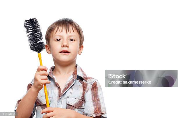 Poco Niño Con Dishmop Foto de stock y más banco de imágenes de Lavar los platos - Lavar los platos, Niño, Agarrar