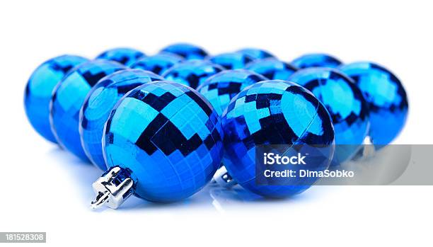 Bolas De Navidad Aislado Foto de stock y más banco de imágenes de Adorno de navidad - Adorno de navidad, Alegría, Azul