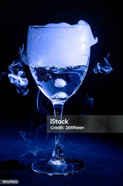 Copo De Vinho E Gelo Seco - Fotografias de stock e mais imagens de Anel de fumo - Anel de fumo, Azul, Azul Real