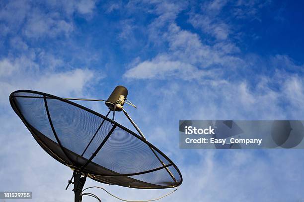 Antena Satelitarna Z Błękitnego Nieba - zdjęcia stockowe i więcej obrazów Antena satelitarna - Antena satelitarna, Biznes, Biznes międzynarodowy