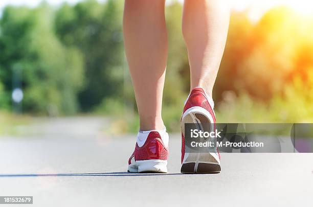 Mujeres Piernas En Ejercicio Al Aire Libre En Sunrise Concepto Foto de stock y más banco de imágenes de Actividad