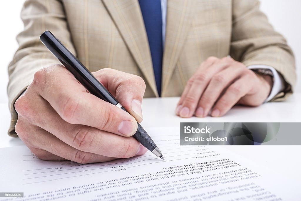 Empresário assinatura em um documento. - Foto de stock de Acordo royalty-free