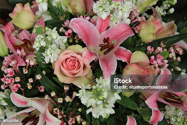 Photo libre de droit de Arrangement De Mariée Rose Et Blanc banque d'images et plus d'images libres de droit de Amour - Amour, Blanc, Bouquet formel