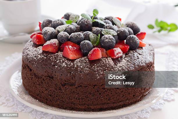 Bolo De Chocolate Com Bagas De Verão - Fotografias de stock e mais imagens de Sobremesa - Sobremesa, Vista de Cima para Baixo, Alimentação Não-saudável