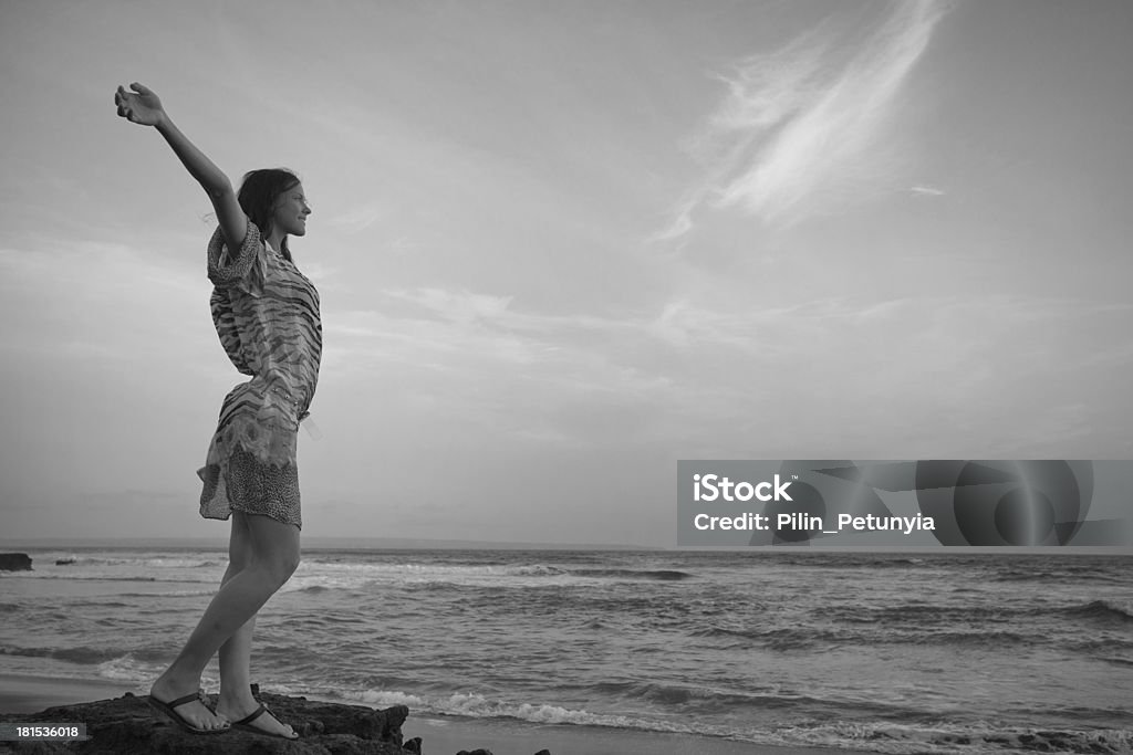 Piękna Dziewczyna rozluźnia na tle ocean - Zbiór zdjęć royalty-free (Bali)