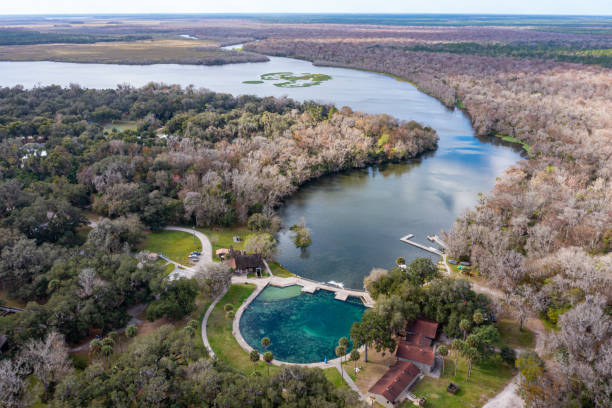 vue de drone de la rivière st. johns et de deleon springs - saint johns river photos et images de collection