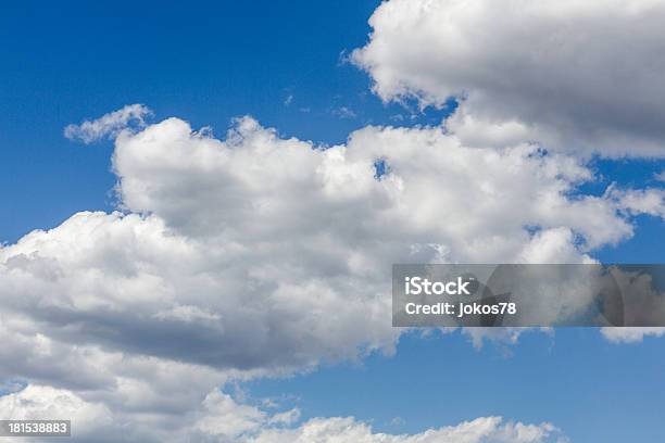 Голубое Небо С Облакамикоричневый — стоковые фотографии и другие картинки Без людей - Без людей, Белый, Ветер