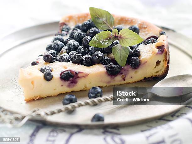 Pastel Foto de stock y más banco de imágenes de Mora - Zarzamora - Mora - Zarzamora, Rebanada, Al horno