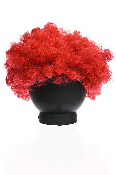 rizado payaso wig rojo - fake hair fotografías e imágenes de stock