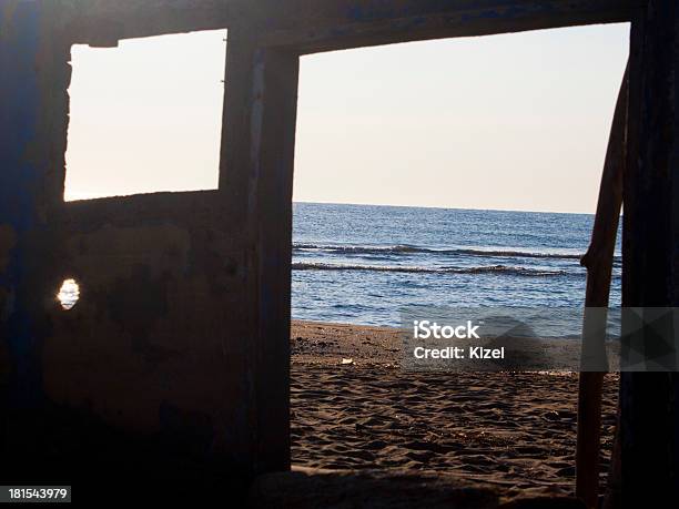 Photo libre de droit de Fenêtre Qui Donne Sur La Mer banque d'images et plus d'images libres de droit de Apercevoir le bout du tunnel - Apercevoir le bout du tunnel, Bonheur, Coquille Saint-Jacques