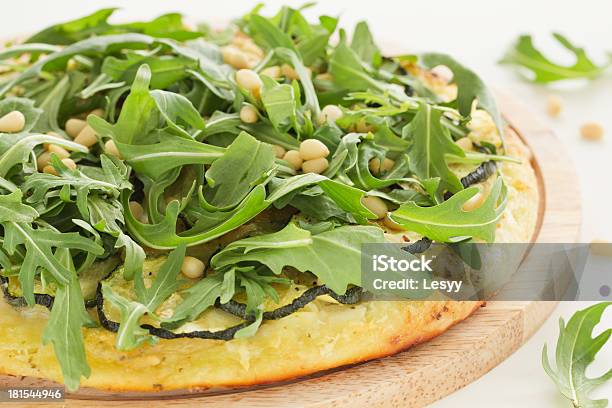 Photo libre de droit de Pizza À La Mozzarella Roquette Et De Noix banque d'images et plus d'images libres de droit de Aliment - Aliment, Aliments et boissons, Cuisine italienne