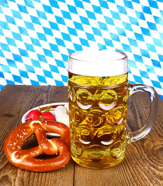 cerveza con pretzel, blanco, salchichas y rábano - bretzl fotografías e imágenes de stock