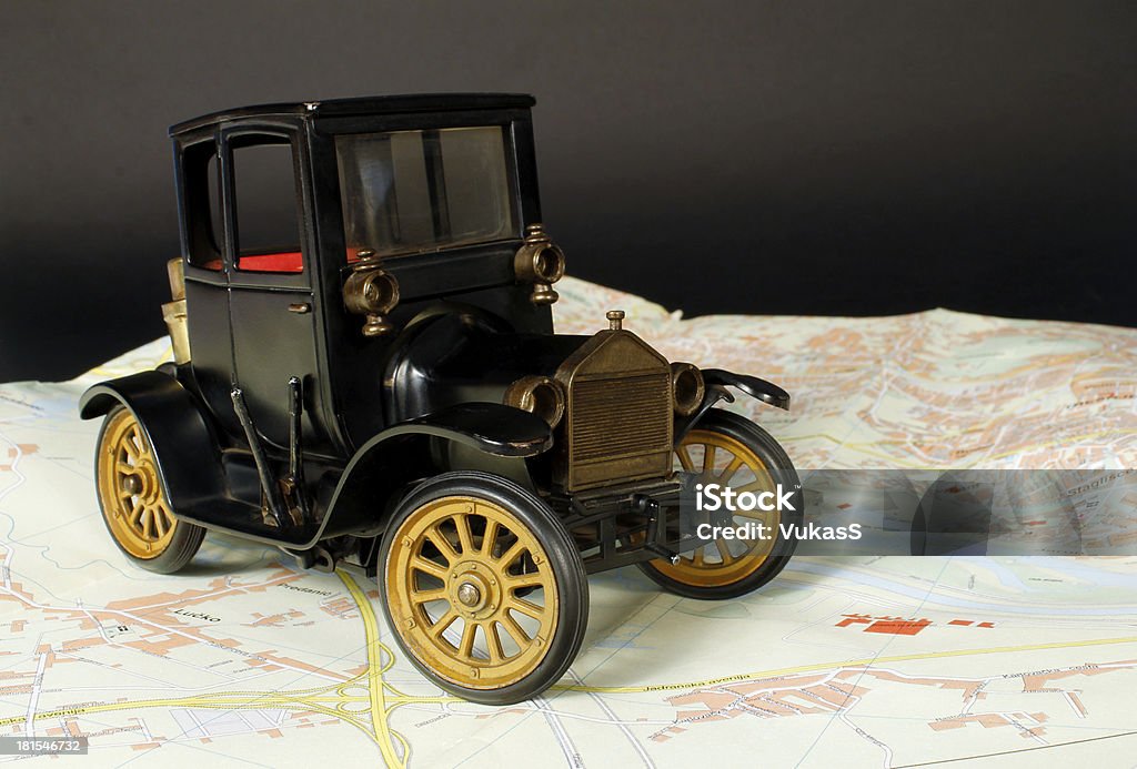 Antikes Bügeleisen Spielzeugauto auf der Landkarte - Lizenzfrei Altertümlich Stock-Foto