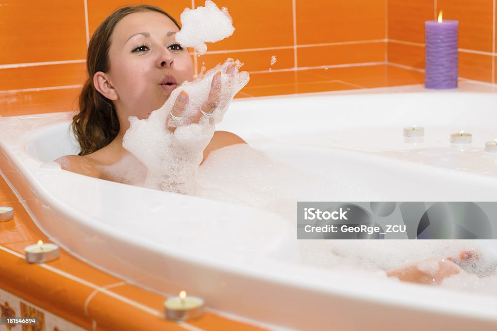 Mujer relajante en el baño. - Foto de stock de Adulto libre de derechos