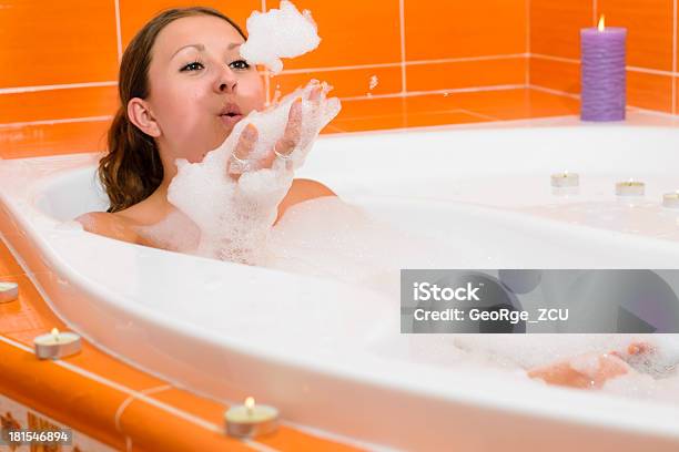 Mujer Relajante En El Baño Foto de stock y más banco de imágenes de Adulto - Adulto, Bañera, Cuarto de baño