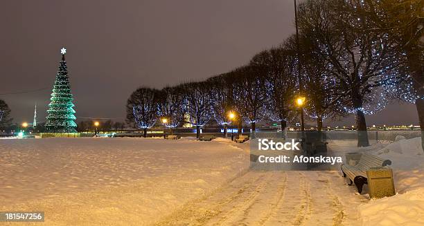 Рождественская Ёлка В Санктпетербурге — стоковые фотографии и другие картинки Ёлочная гирлянда - Ёлочная гирлянда, Без людей, Большой город