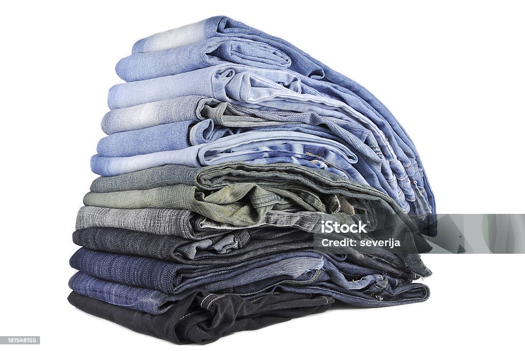 Montón de diferentes jeans aislado sobre fondo blanco - Foto de stock de A la moda libre de derechos