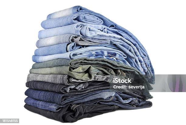 Montón De Diferentes Jeans Aislado Sobre Fondo Blanco Foto de stock y más banco de imágenes de A la moda