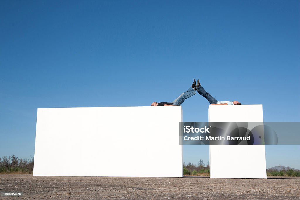 Due uomini seduti in cima isolato all'aperto - Foto stock royalty-free di 20-24 anni