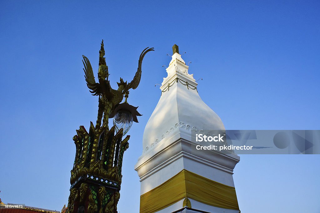 Poste de luz e Ku Jan Chedi no templo - Foto de stock de Antigo royalty-free