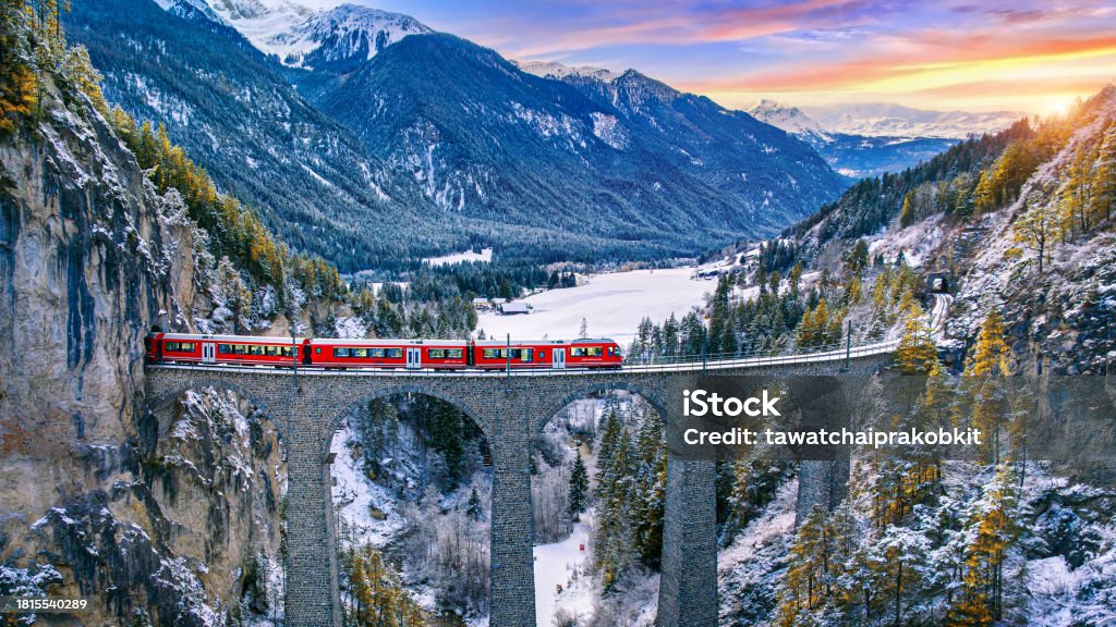 Khung cảnh từ trên không của Tàu hỏa đi qua ngọn núi nổi tiếng ở Filisur, Thụy Sĩ. Di sản thế giới của Landwasser Viaduct với tàu tốc hành ở dãy Alps của Thụy Sĩ phong cảnh mùa đông tuyết. - Trả phí Bản quyền Một lần Thụy Sĩ Bức ảnh sẵn có Khung cảnh từ trên không của Tàu hỏa đi qua ngọn núi nổi tiếng ở Filisur, Thụy Sĩ. Di sản thế giới của Landwasser Viaduct với tàu tốc hành ở dãy Alps của Thụy Sĩ phong cảnh mùa đông tuyết. - Trả phí Bản quyền Một lần Thụy Sĩ Bức ảnh sẵn có