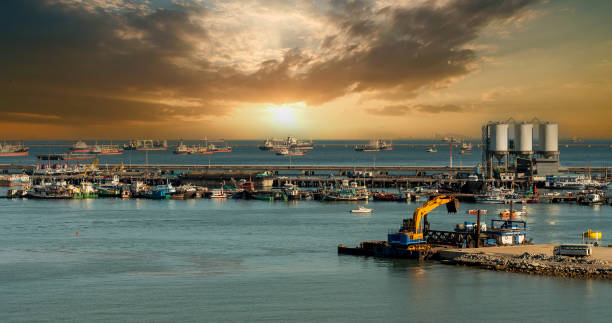 paisagem da indústria no depósito de guindaste de engenharia de pôr do sol no controle do terminal logístico de exportação. silhouette warehouse frete fundo container yard carregamento cais porto porto com copyspace - industrial ship dock worker engineer harbor - fotografias e filmes do acervo