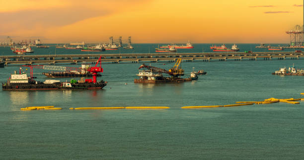 paisagem da indústria no depósito de guindaste de engenharia de pôr do sol no controle do terminal logístico de exportação. silhouette warehouse frete fundo container yard carregamento cais porto porto com copyspace - industrial ship dock worker engineer harbor - fotografias e filmes do acervo