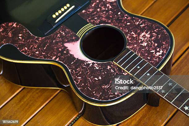 ギターのトップにヴィンテージ古い木の表面 - ギターのストックフォトや画像を多数ご用意 - ギター, クランク, ステージ