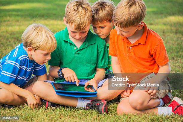Kinder Mit Tabletcomputer Stockfoto und mehr Bilder von Berührungsbildschirm - Berührungsbildschirm, Bildung, Braunes Haar