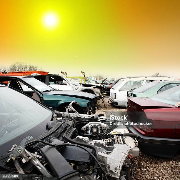 Auto Devono Essere Rottamate - Fotografie stock e altre immagini di A forma di blocco - A forma di blocco, Abbandonato, Acciaio