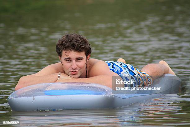 Relajarse En El Agua Foto de stock y más banco de imágenes de Actividad - Actividad, Adulto, Adulto joven