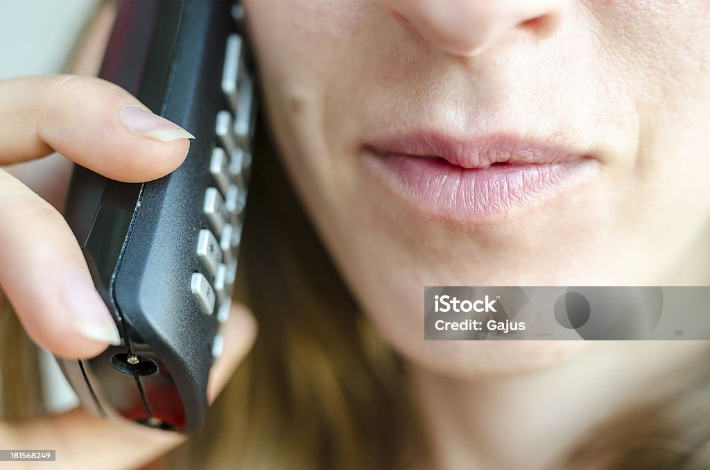 Женщина говорит по телефону - Стоковые фото Беспроводная технология роялти-фри