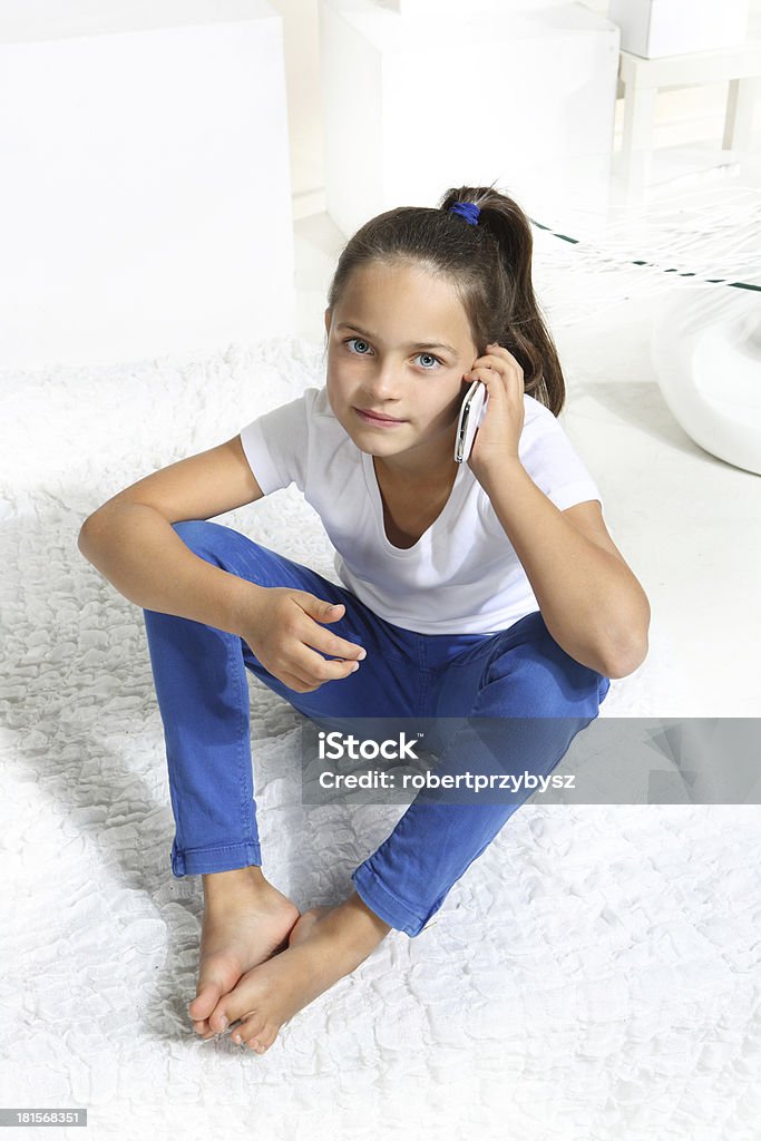 女の子がスマートフォンで話している - インターネットのロイヤリティフリーストックフォト