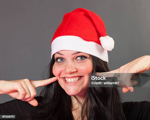 Fröhliche Frau Mit Weihnachtsmütze Stockfoto und mehr Bilder von Eine Frau allein - Eine Frau allein, Eine Person, Erwachsene Person