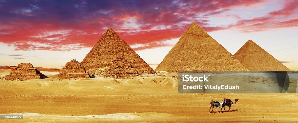 Große Pyramide in Gizeh liegt - Lizenzfrei Afrika Stock-Foto