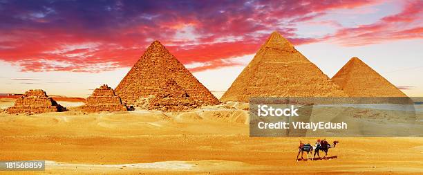 Große Pyramide In Gizeh Liegt Stockfoto und mehr Bilder von Afrika - Afrika, Architektur, Archäologie