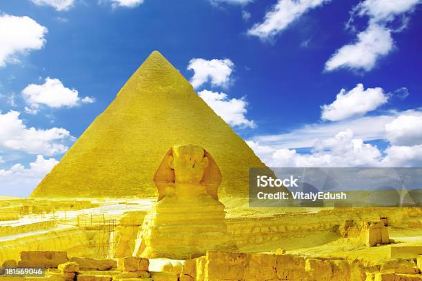 La Gran Pirámide De Pharaohs Y La Esfinge Foto de stock y más banco de imágenes de Aire libre - Aire libre, Amarillo - Color, Antiguo