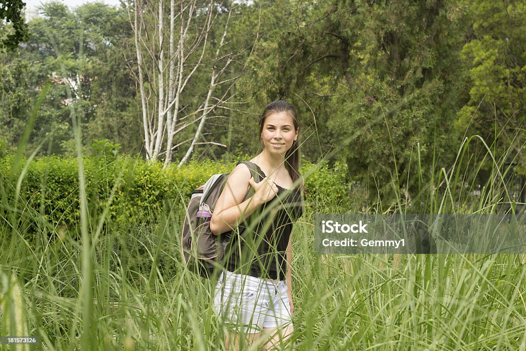 Jovem mulher com mochila caminhadas na floresta de verão - Foto de stock de Adolescente royalty-free