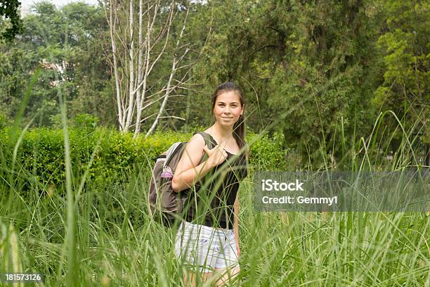 Foto de Jovem Mulher Com Mochila Caminhadas Na Floresta De Verão e mais fotos de stock de Adolescente