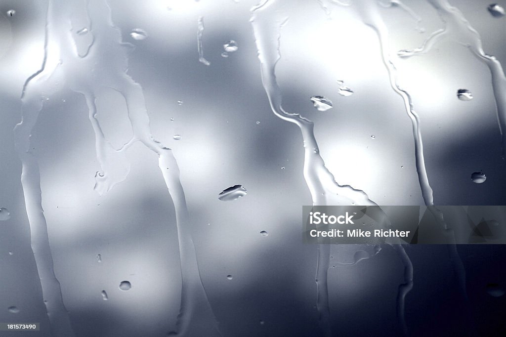 Le gocce d'acqua su sfondo grigio - Foto stock royalty-free di Acqua