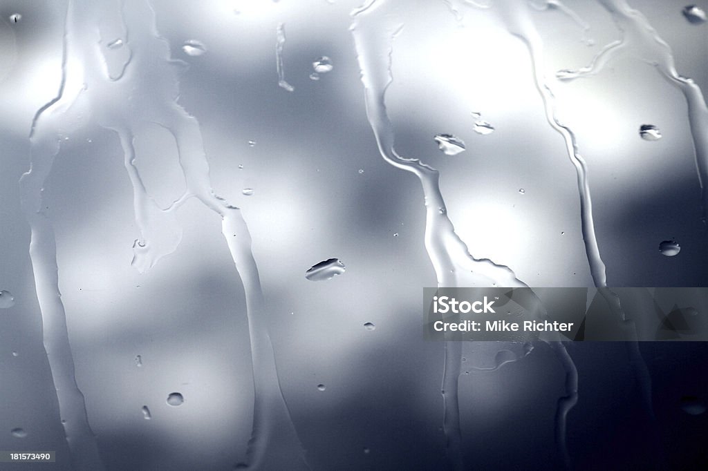 Kroplami deszczu na szarym tle - Zbiór zdjęć royalty-free (Abstrakcja)