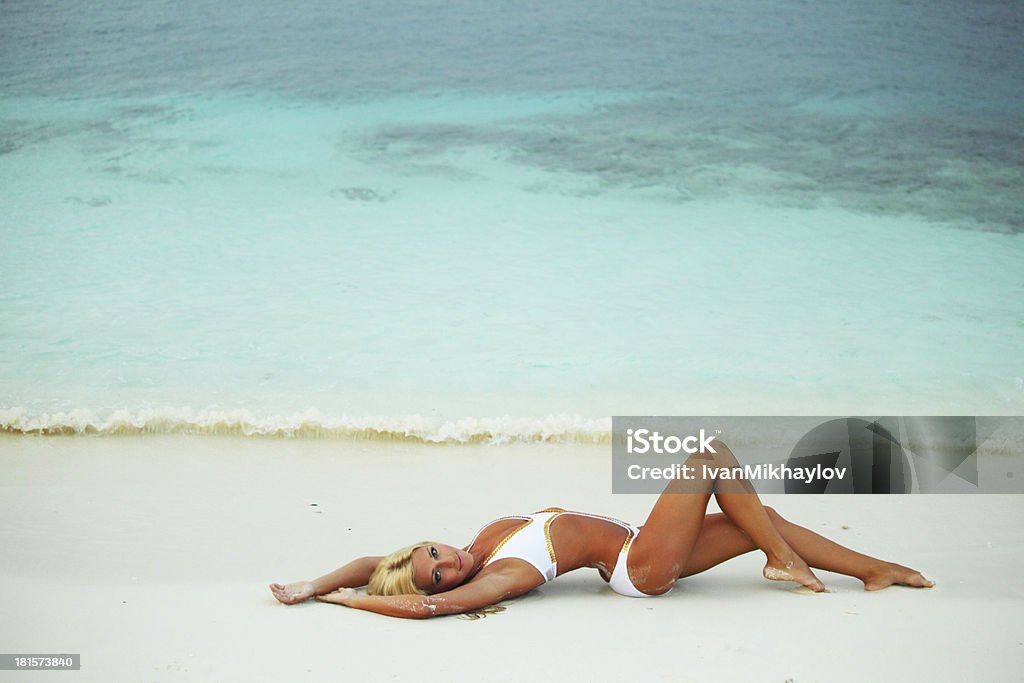 Mulher na areia costa do Oceano - Royalty-free Adulto Foto de stock