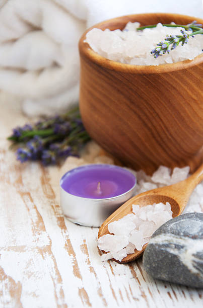 produits de bien-être - alternative therapy aromatherapy spa treatment candle photos et images de collection