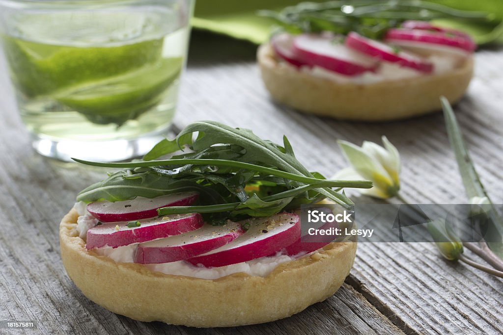 Tartlets ensalada con queso y rábano. - Foto de stock de Aceite de oliva libre de derechos