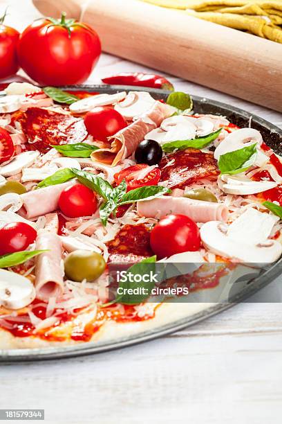 Photo libre de droit de Pizza banque d'images et plus d'images libres de droit de Aliment - Aliment, Basilic, Champignon comestible