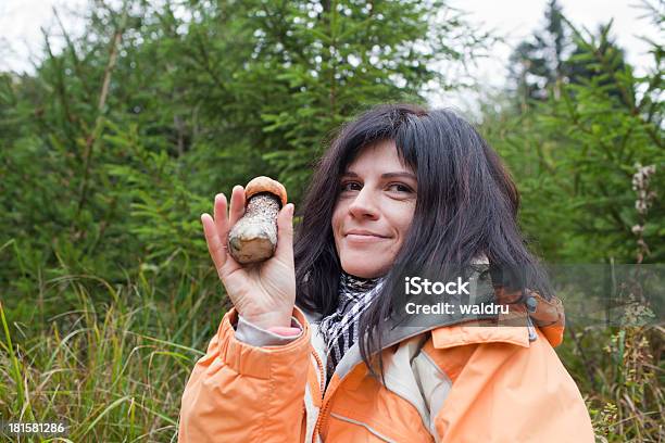 Fungo In Mano - Fotografie stock e altre immagini di Adulto - Adulto, Ambientazione esterna, Attività ricreativa